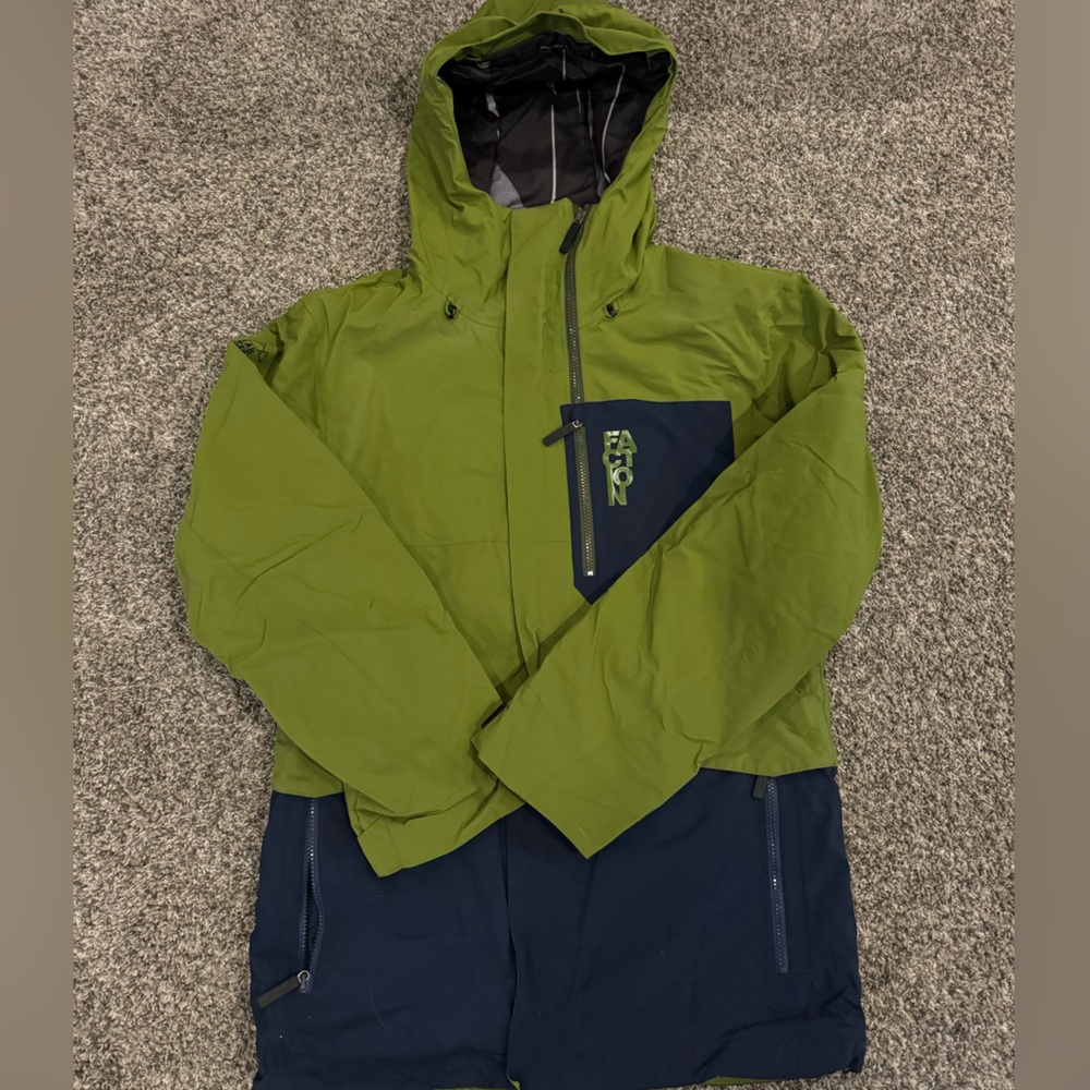 Faction ski jacket. Size M. Powder skirt. Recco technology.